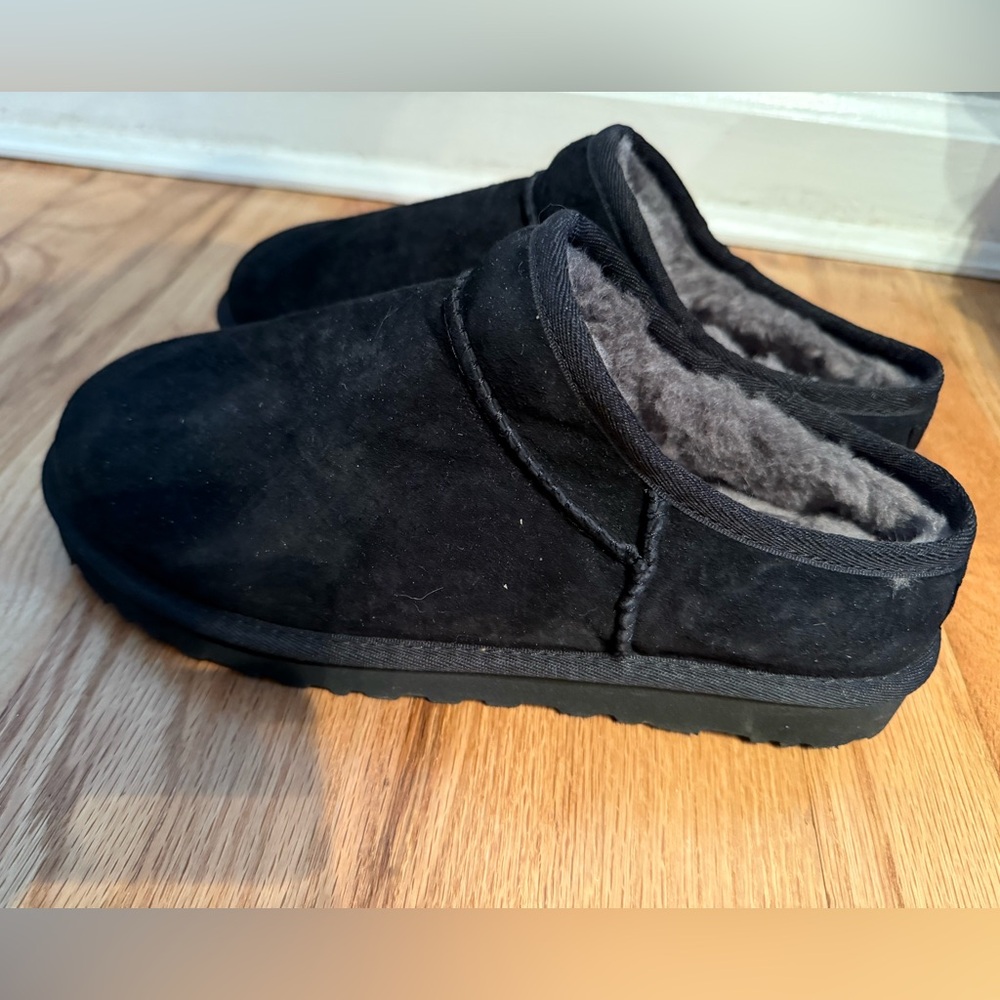 Ugg classic slipper in black - Picture 4 of 7